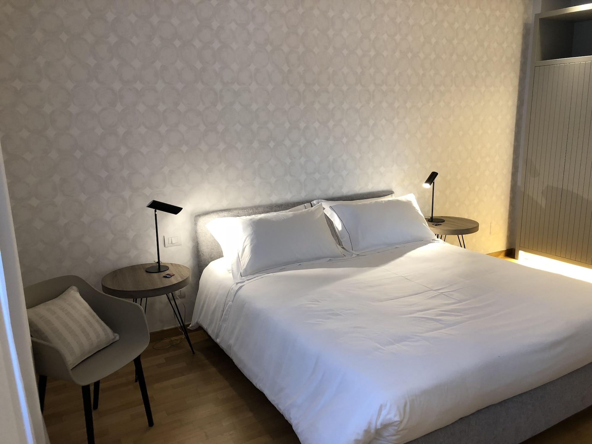 200 Rooms & Terrace Бари Екстериор снимка
